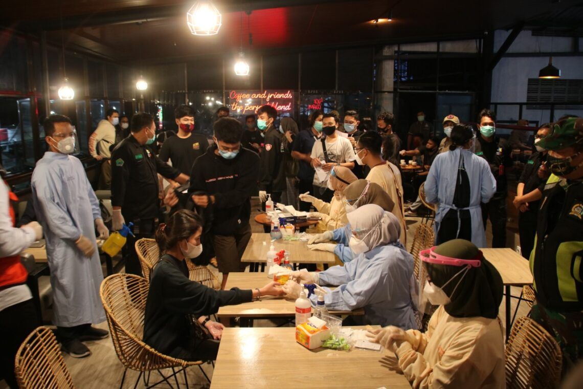 Aparat gabungan melakukan rapid test di tempat saat gelar Operasi Yustisi di sejumlah kafe dan tempat hiburan yang bandel tak menerapkan protokol kesehatan, Kamis (19/11). (Foto : Humas Polresta Malang Kota)