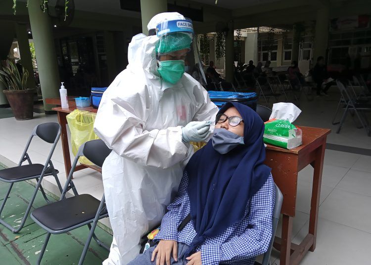 siswa siswi SMP di Surabaya jalani tes swab jelang uji coba sekolah tatap muka.