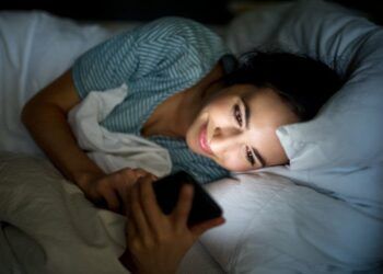 Kebiasaan memegang ponsel sebelum tidur bisa menjadi kebiasaan buruk