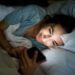 Simak 3 Alasan Kenapa Kamu Harus Menyingkirkan Ponsel Sebelum Tidur 8 Kebiasaan memegang ponsel sebelum tidur bisa menjadi kebiasaan buruk