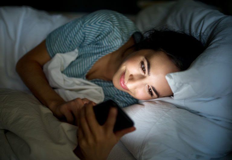 Kebiasaan memegang ponsel sebelum tidur bisa menjadi kebiasaan buruk