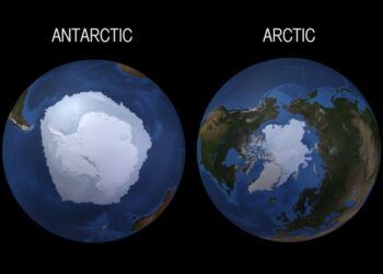 Arktik dan Antarktika yang berada di Kutub Utara dan Kutub Selatan planet Bumi. (Foto: via NASA)