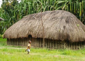 Rumah Honai salah satu rumah dengan gaya arsitektur budaya lokal Papua. (Foto: Pesona Indonesia via Indonesia.go.id)