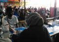 Sejumlah pedagang kaki lima di Alun-Alun Kota Batu saat menjalani rapid test, Sabtu (27/12/2020). (Foto: Istimewa)
