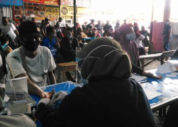 Sejumlah pedagang kaki lima di Alun-Alun Kota Batu saat menjalani rapid test, Sabtu (27/12/2020). (Foto: Istimewa)