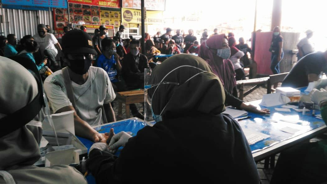 Sejumlah pedagang kaki lima di Alun-Alun Kota Batu saat menjalani rapid test, Sabtu (27/12/2020). (Foto: Istimewa)
