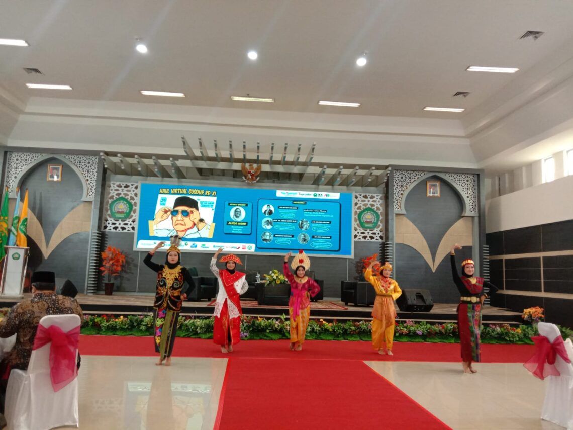 Protokol Kesehatan Ketat di Haul Virtual Gus Dur ke-11 1 Acara tarian saat pembukaan Haul Virtual Gus Dur ke-11 yang digelar oleh FEB Unisma, IKA Unisma, dan Tugu Media Group. (Foto: Feni Yusnia/Tugu Malang/Tugu Jatim)