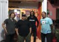 Andang Bachtiar bersama musisi Malang, Charles Jadi dan Endri Wahyu yang tergabung di Splendid Dialog. (Foto: Dokumen)
