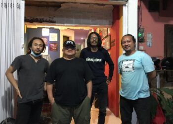 Andang Bachtiar bersama musisi Malang, Charles Jadi dan Endri Wahyu yang tergabung di Splendid Dialog. (Foto: Dokumen)