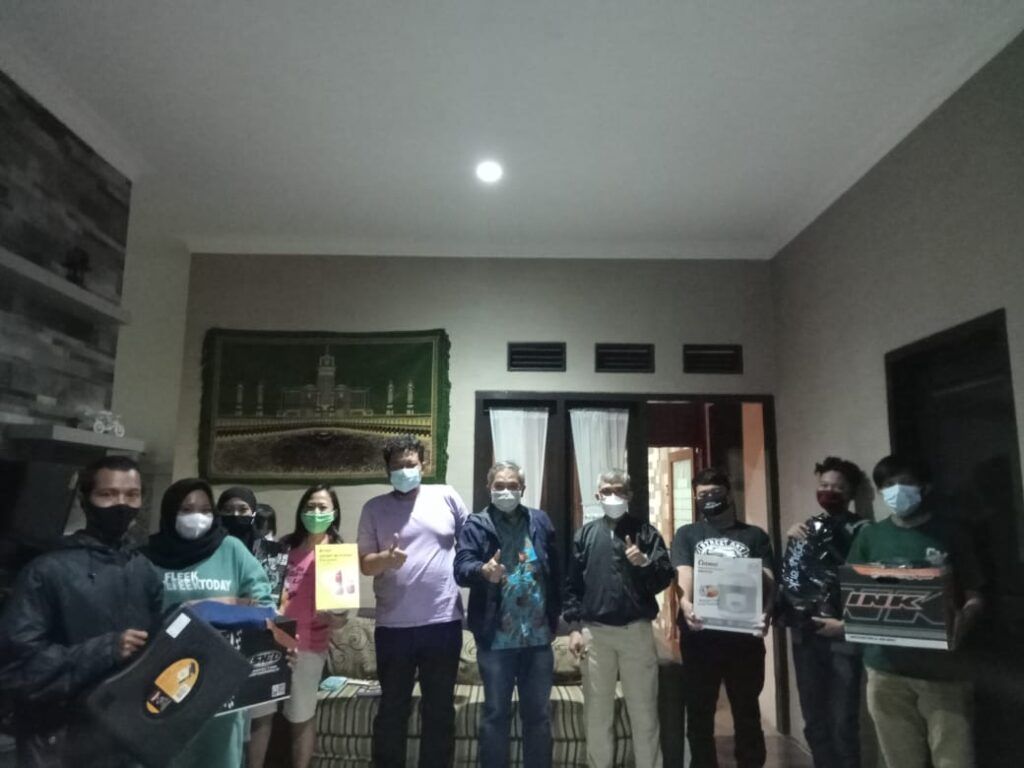 Motivator dan pakar komunikasi nasional Dr Aqua Dwipayana foto bersama para karyawan Tugu Media Group yang baru mendapatkan dorprise. (Foto: Dokumen)