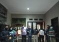 Motivator dan pakar komunikasi nasional Dr Aqua Dwipayana foto bersama para karyawan Tugu Media Group yang baru mendapatkan dorprise. (Foto: Dokumen)