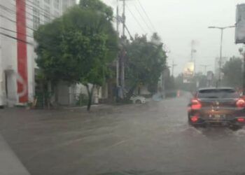 Genangan air di sepanjang Jalan Basuki Rahmat, Kayutangan Heritage, Kota Malang, usai diguyur hujan deras, pada Jumat (25/13/2020). (Foto: Dokumen Tugu Malang)