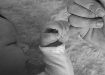 Ilustrasi bayi menggenggam tangan orang tua. (Foto: Unsplash)