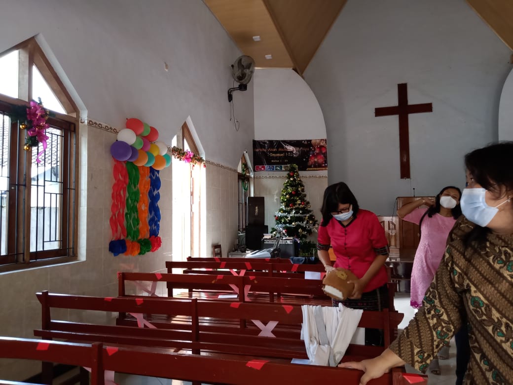 Ibadah perayaan Hari Raya Natal di Bojonegoro yang teerapkan protokol kesehatan ketat. (Foto: Mila Arinda/Tugu Jatim)