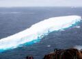 Bongkahan es yang mengapung menuju Pulau Georgian. (Foto: Cpl Phil Dye RAF/Ministry of Defence/EPA via The Guardian)
