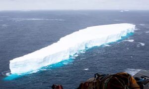 Gunung Es Terapung Antarktika Terbelah saat Menuju Pulau Georgia Selatan