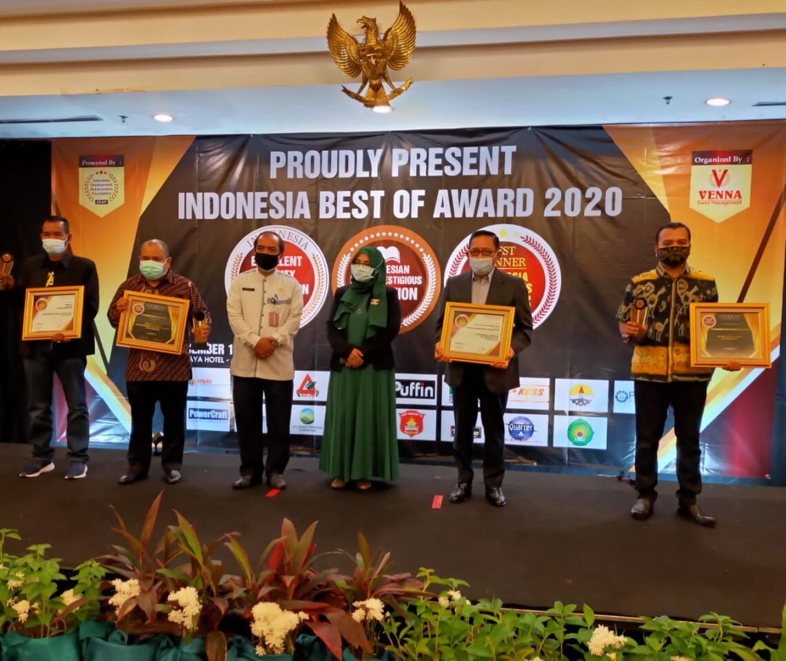Mampu Bertahan saat Pandemi, BUMD Tuban Raih Penghargaan Tingkat Nasional 1 Panitia Indonesia Quality Satisfaction Award menyerahkan penghargaan kepada perwakilan PT RSM di Hotel Grand Sahid Jakarta, Jumat (18/12/2020). (Foto: Humas Pemkab Tuban)
