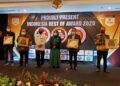Panitia Indonesia Quality Satisfaction Award menyerahkan penghargaan kepada perwakilan PT RSM di Hotel Grand Sahid Jakarta, Jumat (18/12/2020). (Foto: Humas Pemkab Tuban)