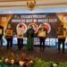 Panitia Indonesia Quality Satisfaction Award menyerahkan penghargaan kepada perwakilan PT RSM di Hotel Grand Sahid Jakarta, Jumat (18/12/2020). (Foto: Humas Pemkab Tuban)