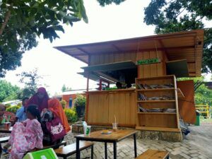 Cafe Literasi di Lamongan ini dibuat seperti taman baca dan perpustakaan. (Foto: Mila Arinda/Tugu Jatim)