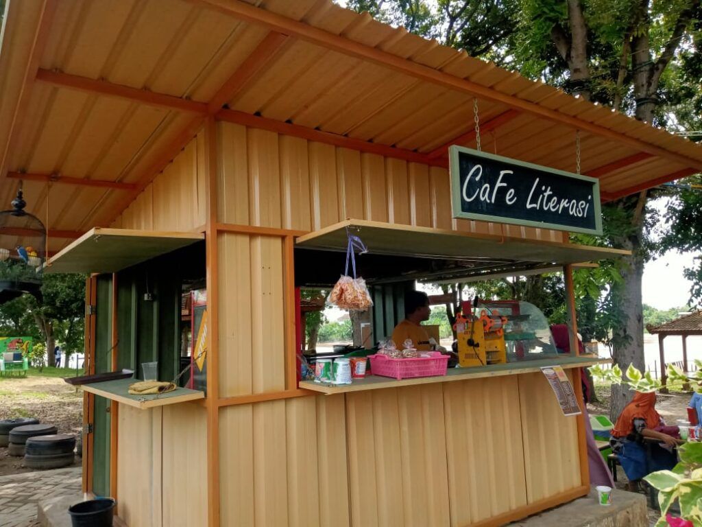 Suasana Cafe Literasi di pinggir Sungai Bengawan Solo di Lamongan. (Foto: Mila Arinda/Tugu Jatim)