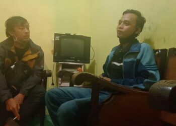 Dedik Purnono (kanan), pria nekat asal Malang yang nekat pulang kampung dengan cara berenang dari Kalimantan ke Jawa. (Foto: RAP/Tugu Malang/Tugu Jatim)