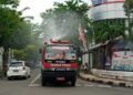 Penyemprotan disinfektan di beberapa ruas jalan di Kabupaten Tuban usai daerahnya kembali menjadi zona merah. (Foto: Moch Abdurrochim/Tugu Jatim)