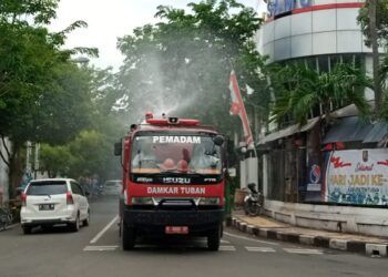 Penyemprotan disinfektan di beberapa ruas jalan di Kabupaten Tuban usai daerahnya kembali menjadi zona merah. (Foto: Moch Abdurrochim/Tugu Jatim)