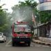 Penyemprotan disinfektan di beberapa ruas jalan di Kabupaten Tuban usai daerahnya kembali menjadi zona merah. (Foto: Moch Abdurrochim/Tugu Jatim)
