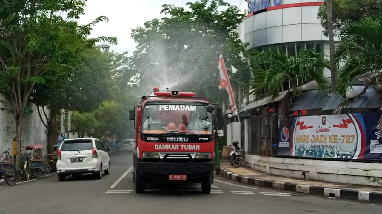 Penyemprotan disinfektan di beberapa ruas jalan di Kabupaten Tuban usai daerahnya kembali menjadi zona merah. (Foto: Moch Abdurrochim/Tugu Jatim)