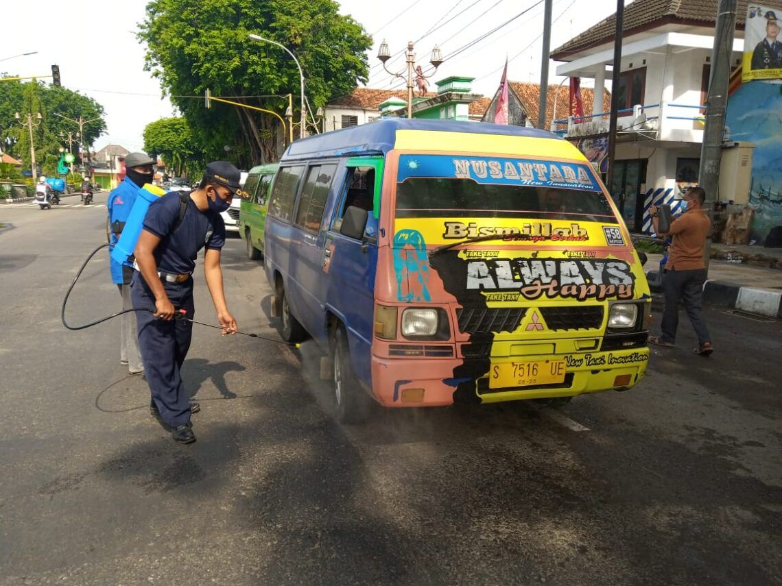 Ratusan MPU dan bus pariwisata di Tuban disemprot cairan disinfektan untuk tekan angka penyebaran COVID-19. (Foto: Moch Abdurrochim/Tugu Jatim)