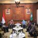 Audiensi bersama Gubernur Jatim Khofifah dan juga Plt Wali Kota Surabaya Whisnu Sakti Buana. (Foto: Humas Pemkot Surabaya)