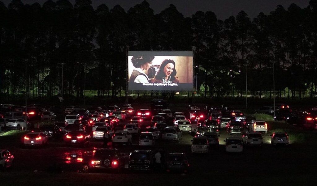 Menonton film dengan konsep drive thru di Drive In Senja. (Foto: Instagram Drive In Senja)