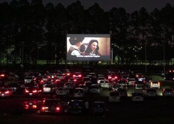 Menonton film dengan konsep drive thru di Drive In Senja. (Foto: Instagram Drive In Senja)