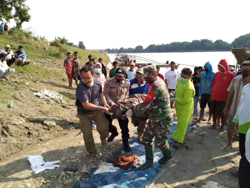 Evakuasi jenazah dua penambang pasir yang terseret arus Sungai Bengawan Solo. (Foto: BPBD Tuban)