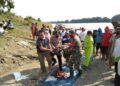 Evakuasi jenazah dua penambang pasir yang terseret arus Sungai Bengawan Solo. (Foto: BPBD Tuban)