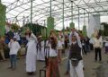 Massa aksi Muslim Malang Bersatu mengepalkan tangan terborgol sebagai aksi solidaritas menuntut pembebasan Habib Rizieq, Jumat (18/12). (Foto: Azm/Tugu Malang/Tugu Jatim)