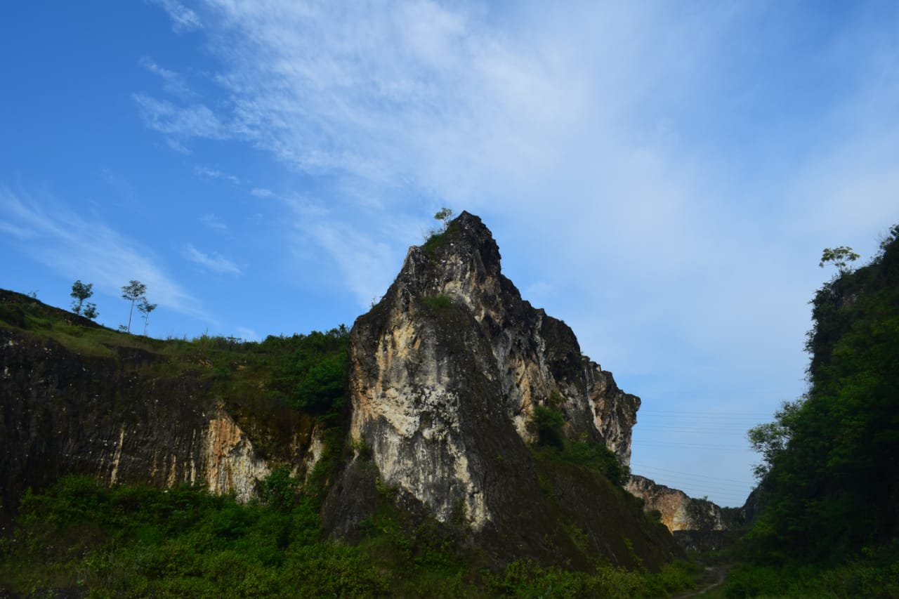 Gunung Kapur Bojonegoro yang tampak bebatuan menjulang. (Foto: Mila Arinda/Tugu Jatim)
