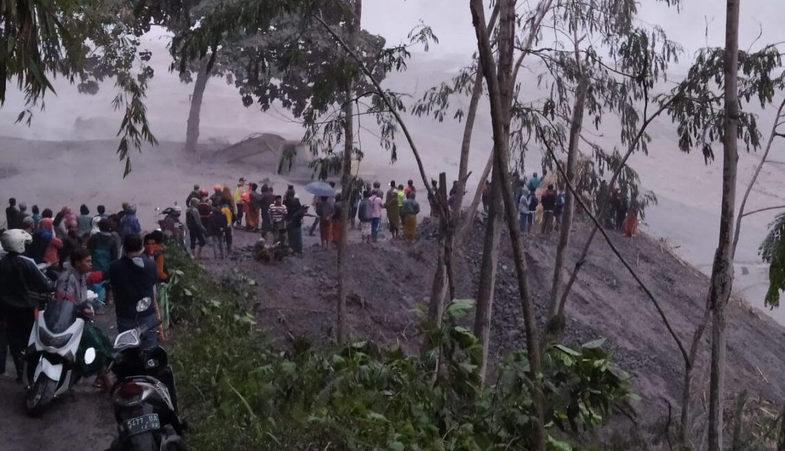 Lahar di Gunung Semeru pascaerupsi Selasa (1/12/2020) malam. (Foto: Dokumen warga)