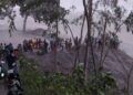 Lahar di Gunung Semeru pascaerupsi Selasa (1/12/2020) malam. (Foto: Dokumen warga)
