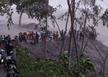 Lahar di Gunung Semeru pascaerupsi Selasa (1/12/2020) malam. (Foto: Dokumen warga)