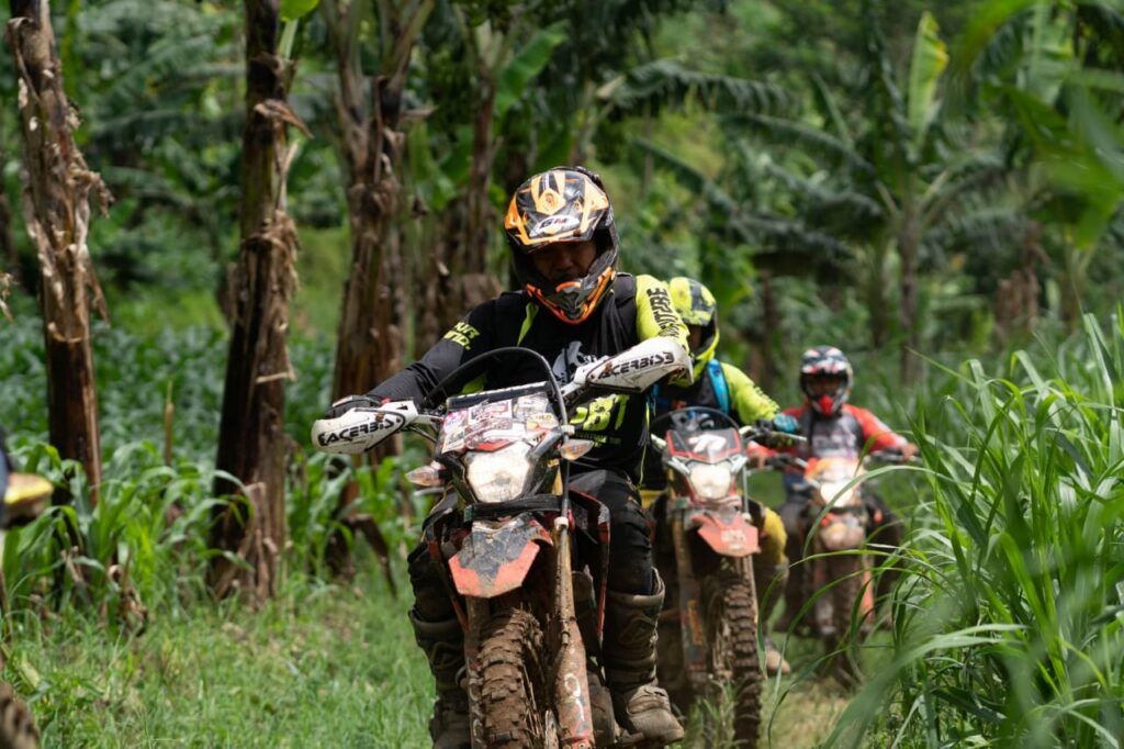 Ketangguhan Honda CRF150L yang telah terbukti ketika dijajal oleh para komunitas rider untuk menjelajahi lintasan pegunungan di Malang. (Foto: Dokumen)