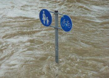 Ilustrasi banjir, flood, tips menghadapi banjir,