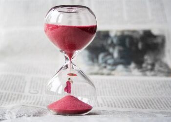 Ilustrasi jam pasir dan menunda pekerjaan. (Foto: Pixabay)
