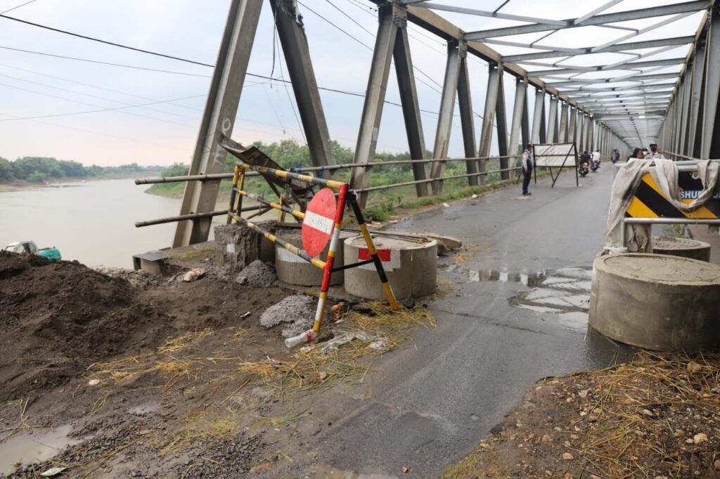 Jembatan Glendeng yang menghubungkan Tuban dan Bojonegoro yang masih juga selesai diperbaiki. (Foto: Moch Abdurrochim/Tugu Jatim)