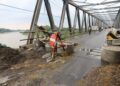 Jembatan Glendeng yang menghubungkan Tuban dan Bojonegoro yang masih juga selesai diperbaiki. (Foto: Moch Abdurrochim/Tugu Jatim)
