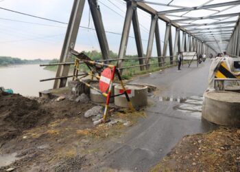 Jembatan Glendeng yang menghubungkan Tuban dan Bojonegoro yang masih juga selesai diperbaiki. (Foto: Moch Abdurrochim/Tugu Jatim)