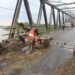 Akses Jembatan Glendeng Masih Putus, Pengusaha Keluhkan Biaya Operasional 9 Jembatan Glendeng yang menghubungkan Tuban dan Bojonegoro yang masih juga selesai diperbaiki. (Foto: Moch Abdurrochim/Tugu Jatim)