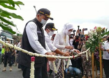 Wali Kota Malang Sutiaji bersama seluruh pejabat Forkopimda Kota Malang meresmikan operasional Jembatan Kedungkandang, Rabu (30/12/2020) (Foto: Azmy/Tugu Malang/Tugu Jatim)