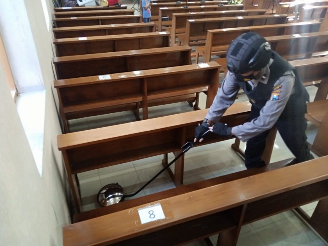 Jelang Misa Natal, Tim Penjinak Bom Periksa Sejumlah Gereja di Tuban 1 Penjinak bom atau Jihandak dari Polres Tuban mensterilisasi sejumlah gereja di Tuban. (Foto: Moch Abdurrochim)